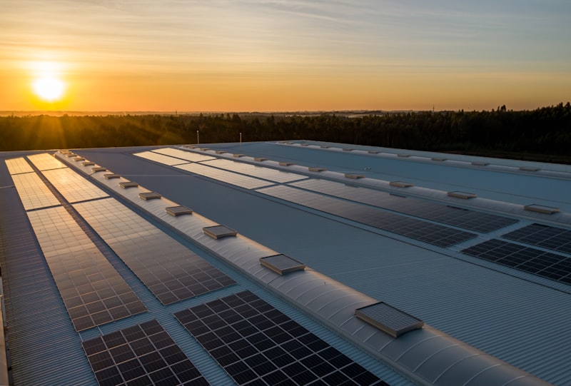 Equipe da Efficience Energia Solar em frente a uma instalação de painéis.